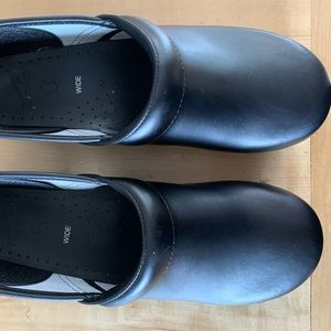Dansko clogs 42 wide